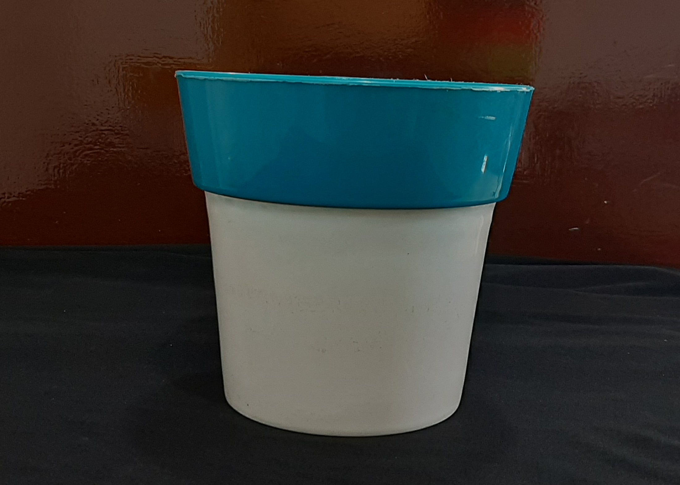 Dual color planters